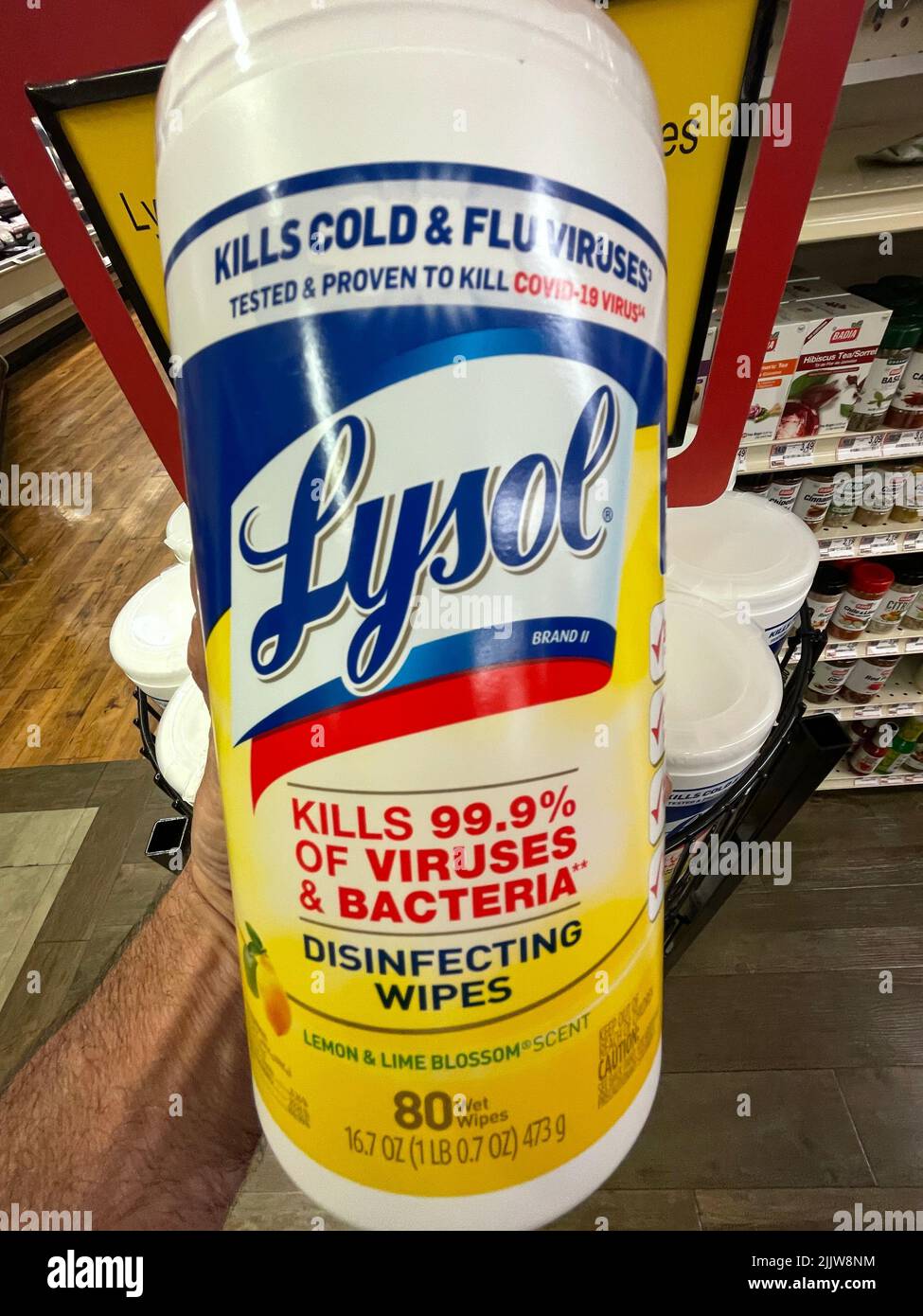 Grovetown, GA USA - 03 15 22: Negozio al dettaglio che tiene a mano Lysol con limone Foto Stock