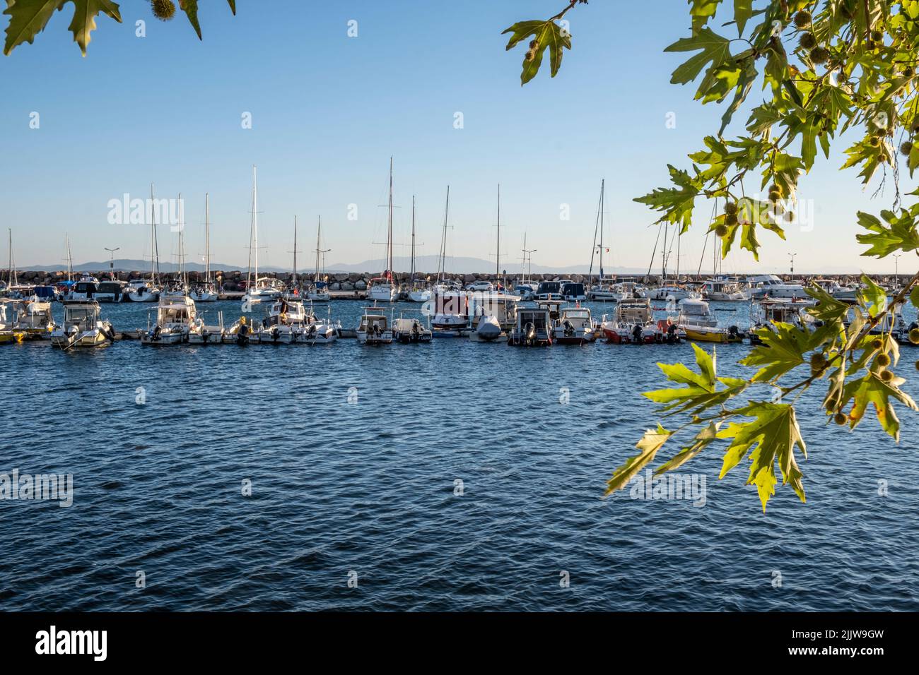 Marina al tramonto sulla costa del Mar Egeo, Turchia. Foto Stock