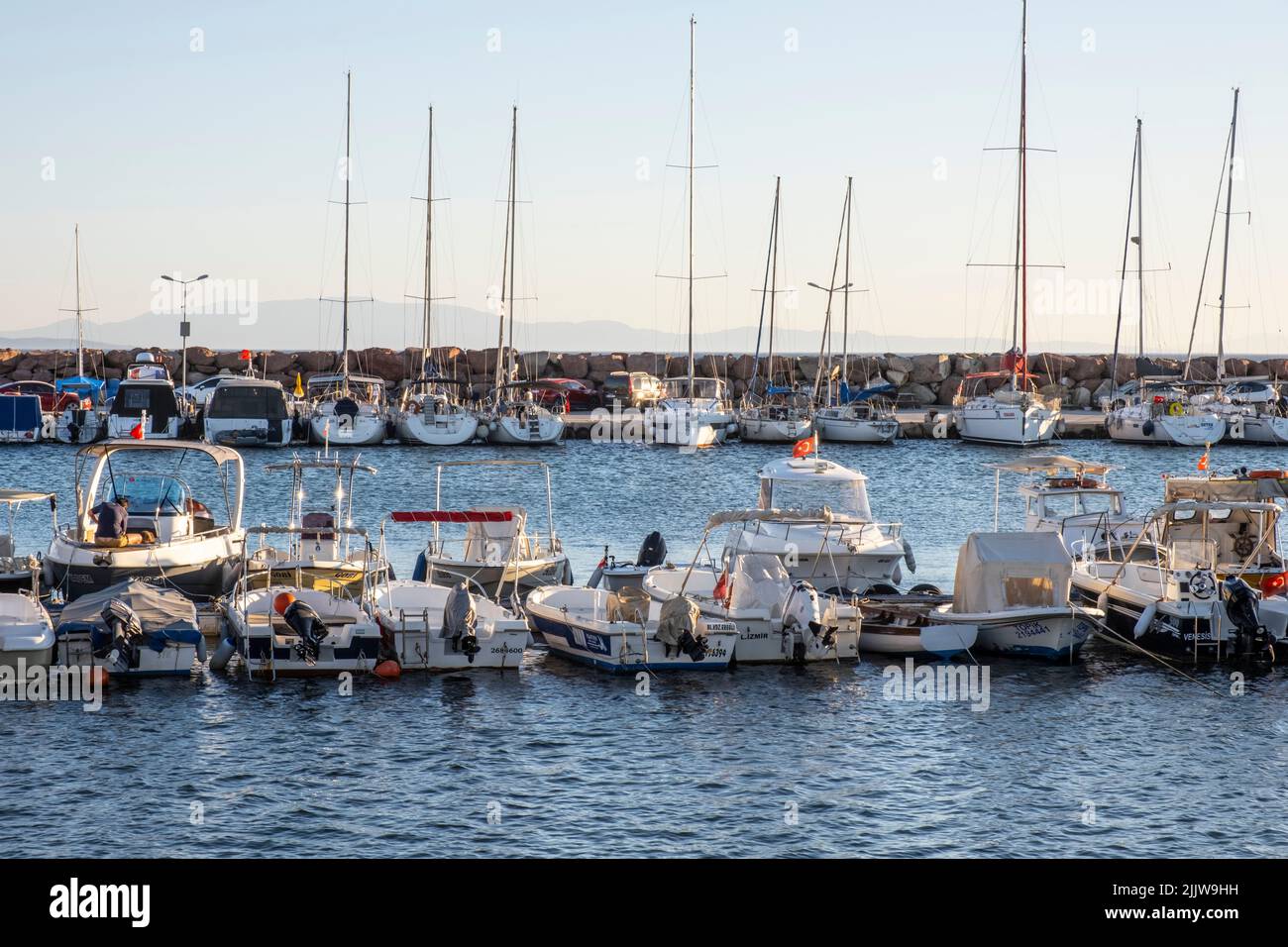 Marina al tramonto sulla costa del Mar Egeo, Turchia. Foto Stock