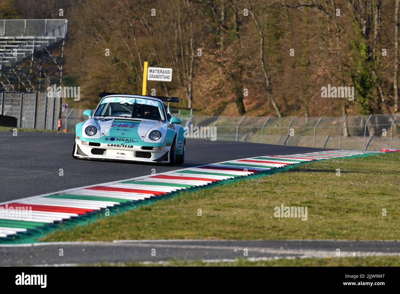 Scarperia, 3 aprile 2022: Porsche 993 GT2 anno 1998 in azione durante il Mugello Classic 2022 sul circuito del Mugello in Italia. Foto Stock