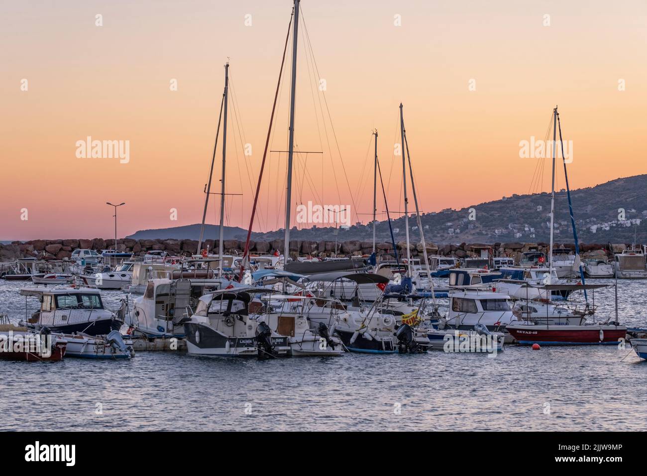 Marina al tramonto sulla costa del Mar Egeo, Turchia. Foto Stock