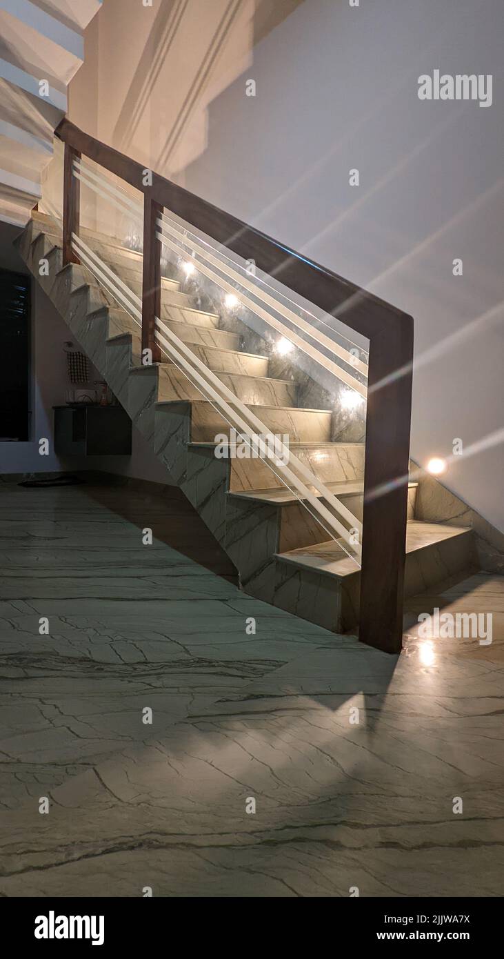 Ingresso tramite scala in un moderno edificio alberghiero con illuminazione a LED Foto Stock