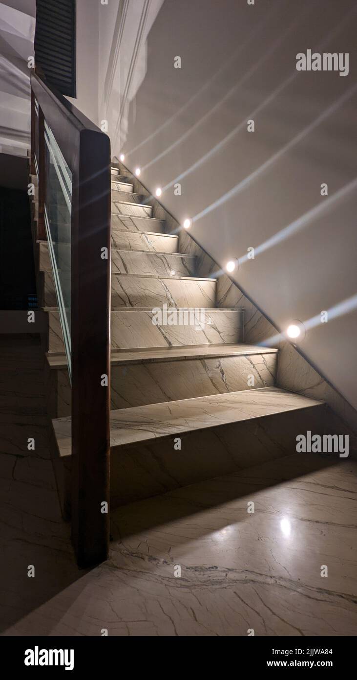 Ingresso tramite scala in un moderno edificio alberghiero con illuminazione a LED Foto Stock
