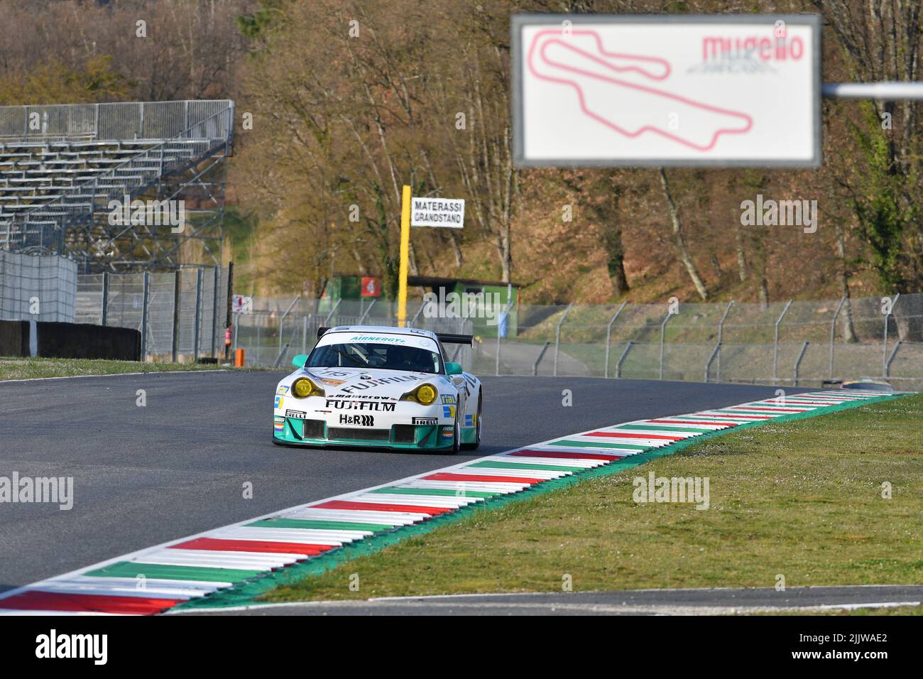 Scarperia, 3 aprile 2022: Porsche 996 GT3-RSR anno 2005 in azione durante il Mugello Classic 2022 al circuito del Mugello in Italia. Foto Stock