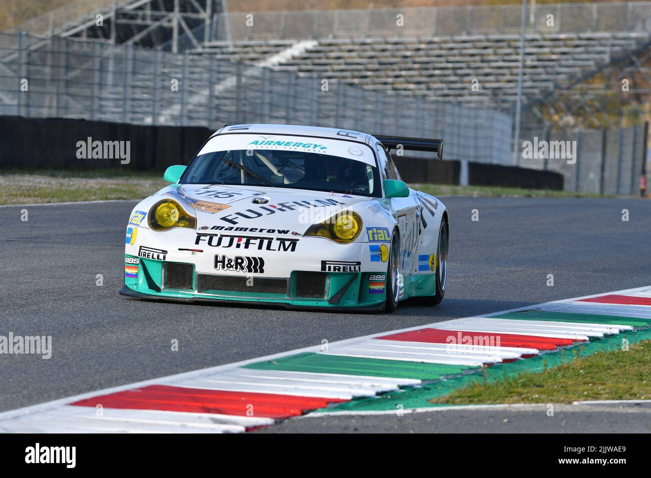 Scarperia, 3 aprile 2022: Porsche 996 GT3-RSR anno 2005 in azione durante il Mugello Classic 2022 al circuito del Mugello in Italia. Foto Stock