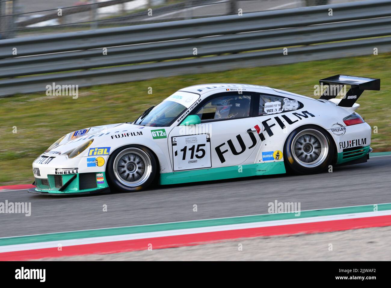 Scarperia, 3 aprile 2022: Porsche 996 GT3-RSR anno 2005 in azione durante il Mugello Classic 2022 al circuito del Mugello in Italia. Foto Stock