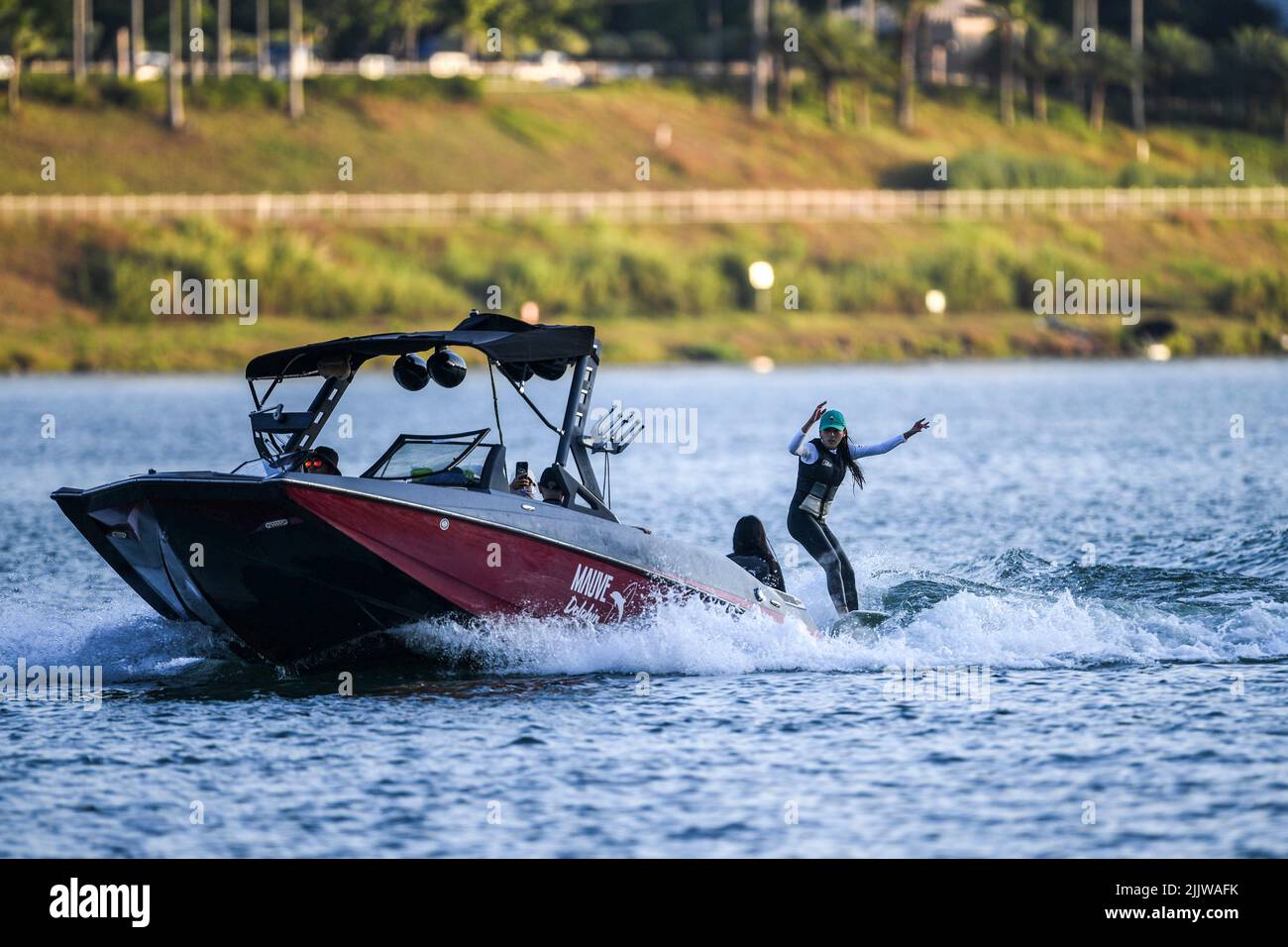 Nanning, la regione autonoma cinese di Guangxi Zhuang. 27th luglio 2022. Una donna si wakesurfs sul fiume Yongjiang a Nanning, Cina meridionale della regione autonoma di Guangxi Zhuang, 27 luglio 2022. La gente viene ai randelli di sport acquatici per godere il divertimento e la freschezza delle acque all'aperto durante i giorni estivi a Nanning. Credit: CaO Yiming/Xinhua/Alamy Live News Foto Stock