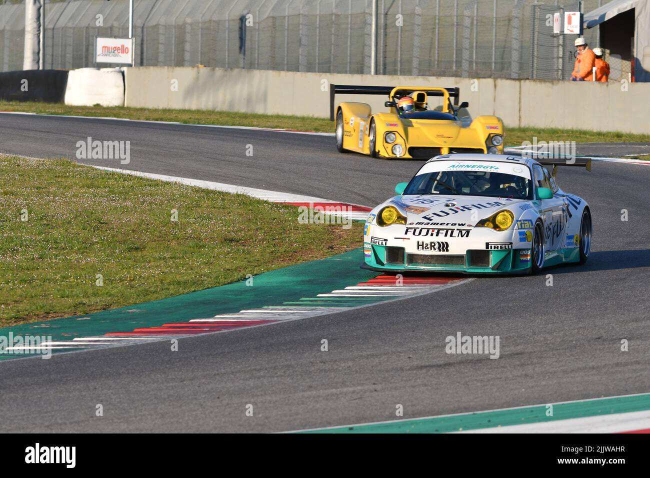 Scarperia, 3 aprile 2022: Porsche 996 GT3-RSR anno 2005 in azione durante il Mugello Classic 2022 al circuito del Mugello in Italia. Foto Stock