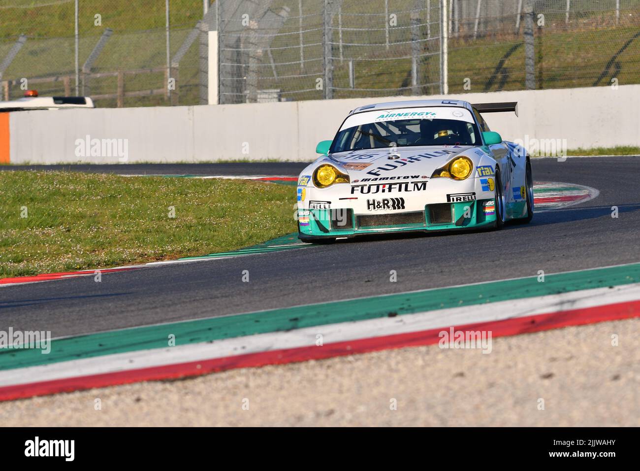 Scarperia, 3 aprile 2022: Porsche 996 GT3-RSR anno 2005 in azione durante il Mugello Classic 2022 al circuito del Mugello in Italia. Foto Stock