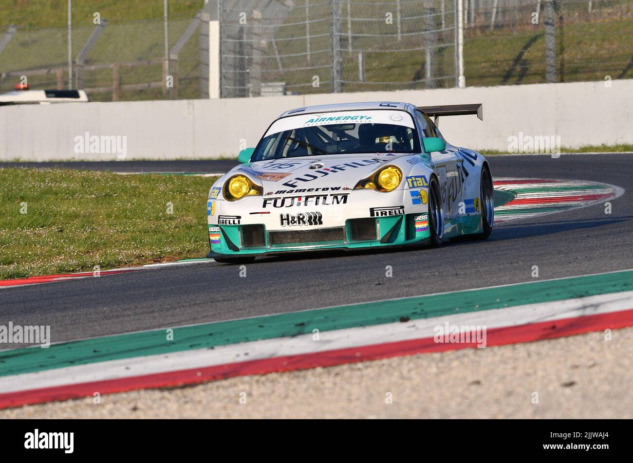 Scarperia, 3 aprile 2022: Porsche 996 GT3-RSR anno 2005 in azione durante il Mugello Classic 2022 al circuito del Mugello in Italia. Foto Stock