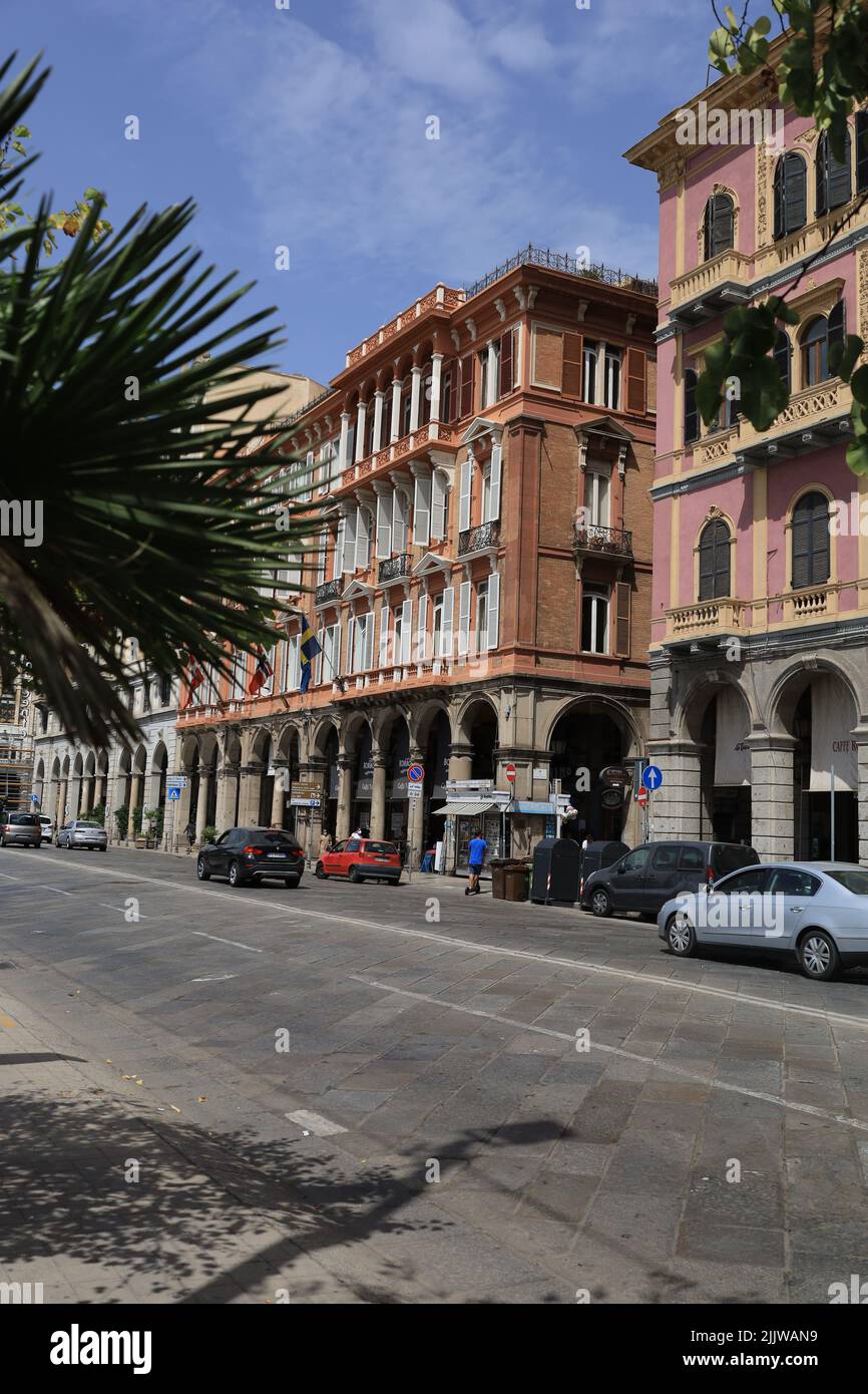 Questa foto fu tanken nella storica città di Cagliari in Sardegna. Mostra le sue case colorate e il tipico stile italiano. Foto Stock