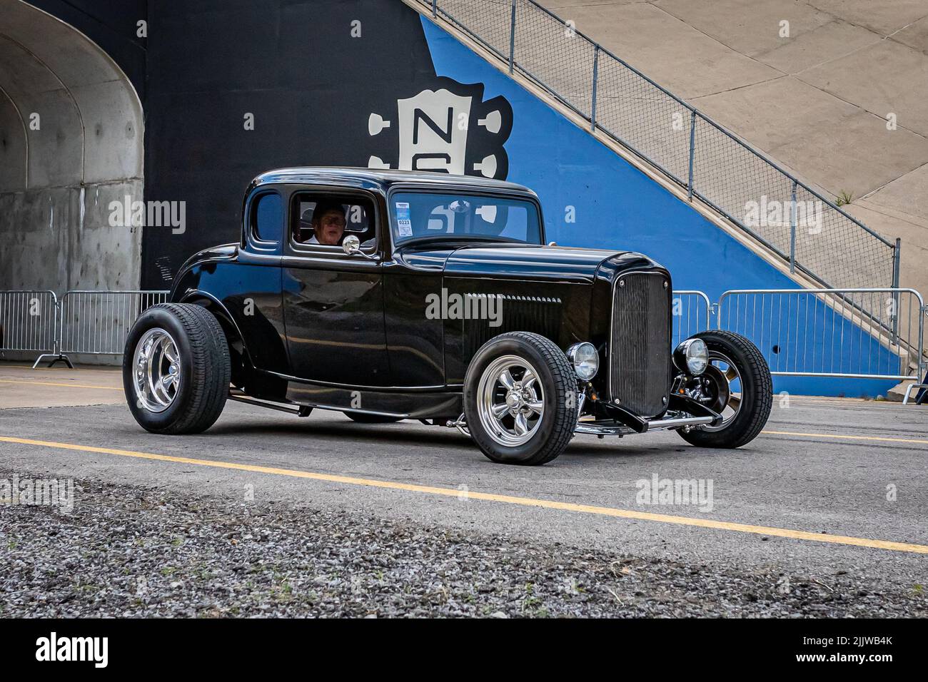 Lebanon, TN - 14 maggio 2022: Vista laterale completa grandangolare di una Ford Highboy Five Window Coupé 1932 ad una mostra di auto locale. Foto Stock