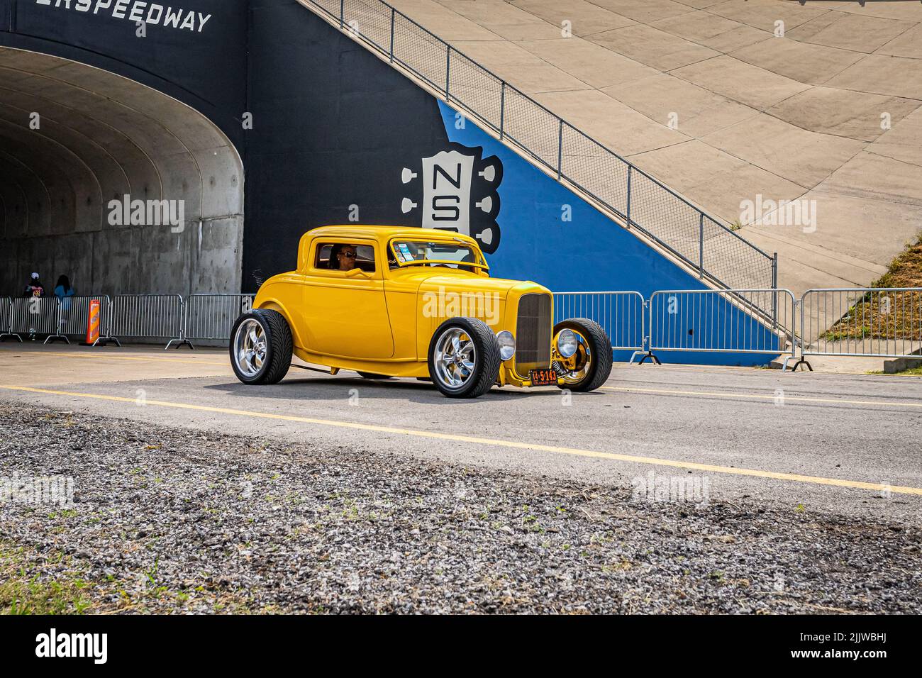 Libano, TN - 14 maggio 2022: Vista grandangolare dell'angolo anteriore di una Ford Deuce 3 Window Coupé del 1932 in una mostra automobilistica locale. Foto Stock