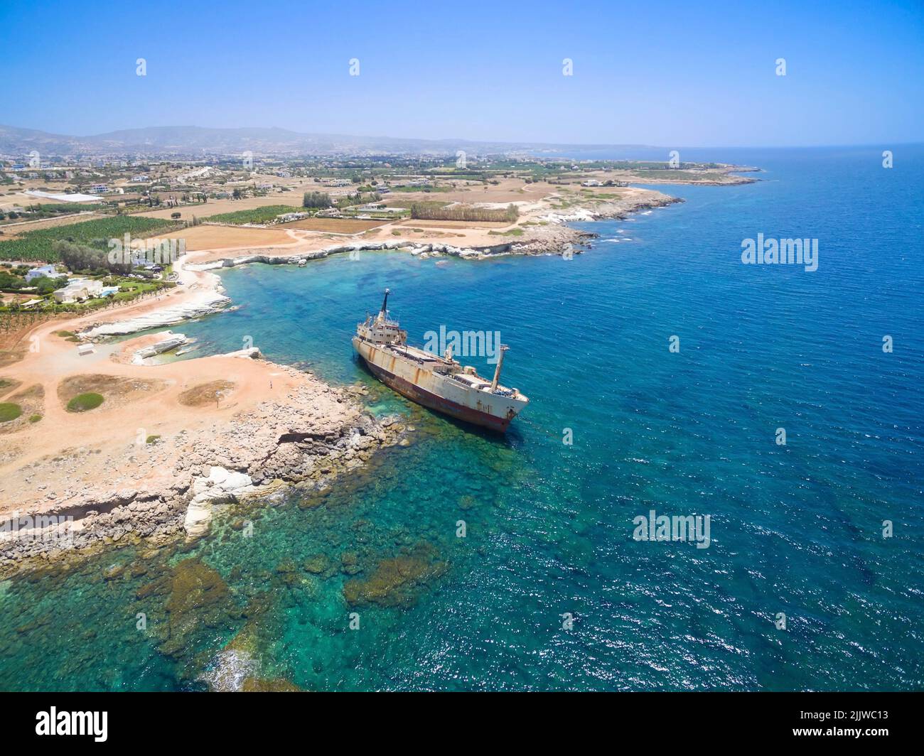 Vista aerea del relitto della nave abbandonata EDRO III a Pegeia, Paphos, Cipro. Il relitto arrugginito è arroccato sulle rocce di Peyia al mare kantarkastoi Foto Stock