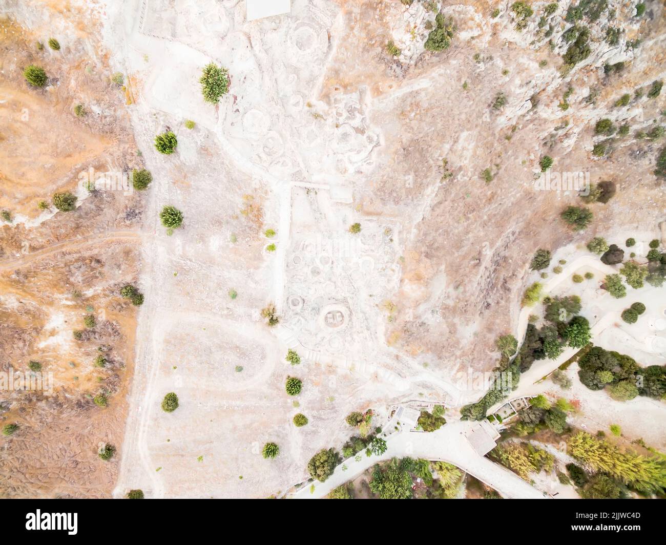 Antenna ad occhio d'uccello del sito patrimonio mondiale dell'UNESCO Choirokoitia, Larnaca, Cipro. Vista di Khirokoitia, un preistorico del Neolitico antico siti archeologici Foto Stock