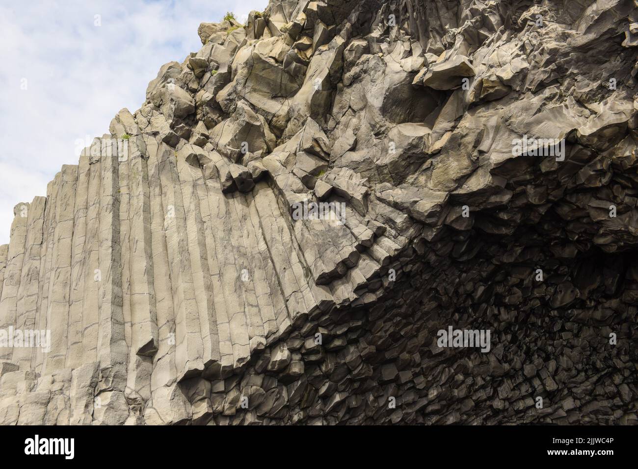 Colonne basaltiche alla spiaggia di Reynisfjara vicino a Vik in Islanda Foto Stock