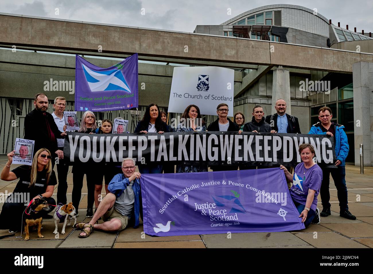 Edimburgo Scozia, Regno Unito 28Jul 2022. Vengono pubblicati i sostenitori al di fuori del Parlamento scozzese come numero di decessi correlati alla droga in Scozia. Credit sst/alamy live news Foto Stock