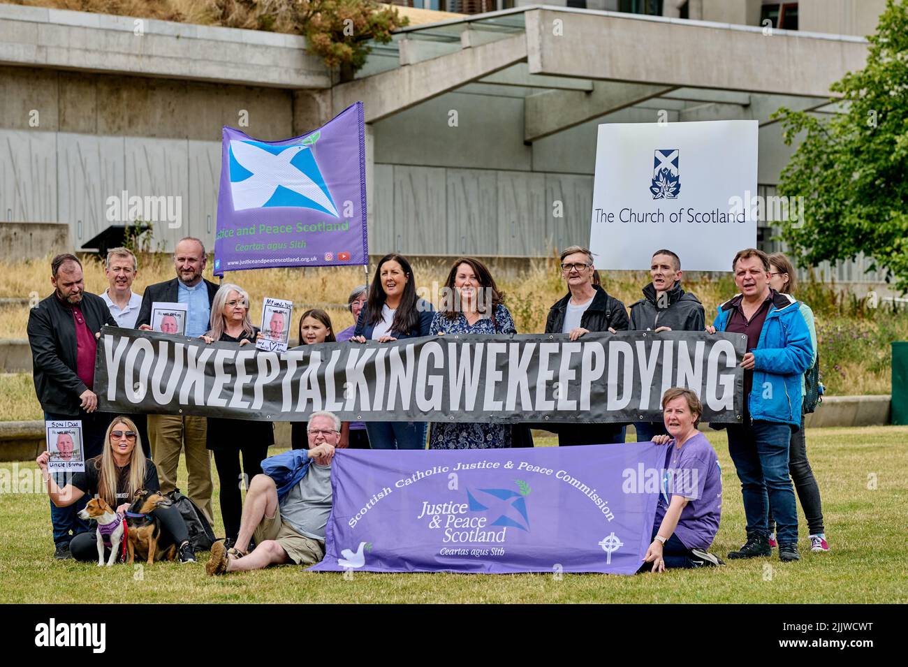 Edimburgo Scozia, Regno Unito 28Jul 2022. Vengono pubblicati i sostenitori al di fuori del Parlamento scozzese come numero di decessi correlati alla droga in Scozia. Credit sst/alamy live news Foto Stock
