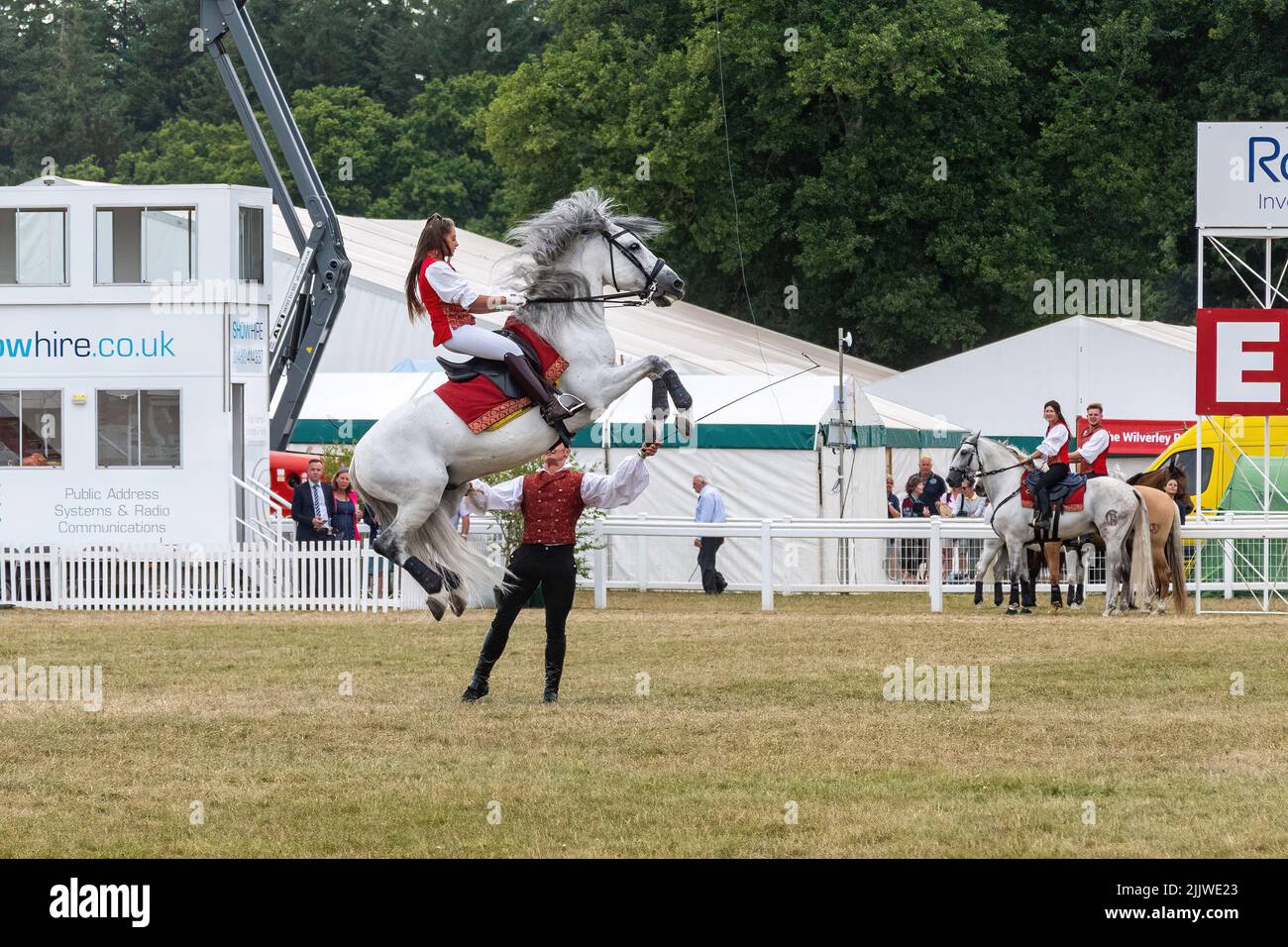 Atkinson Action Horses al New Forest and Hampshire County Show nel luglio 2022, Inghilterra, Regno Unito, esibendo le arie al di sopra del classico dressage di terra Foto Stock