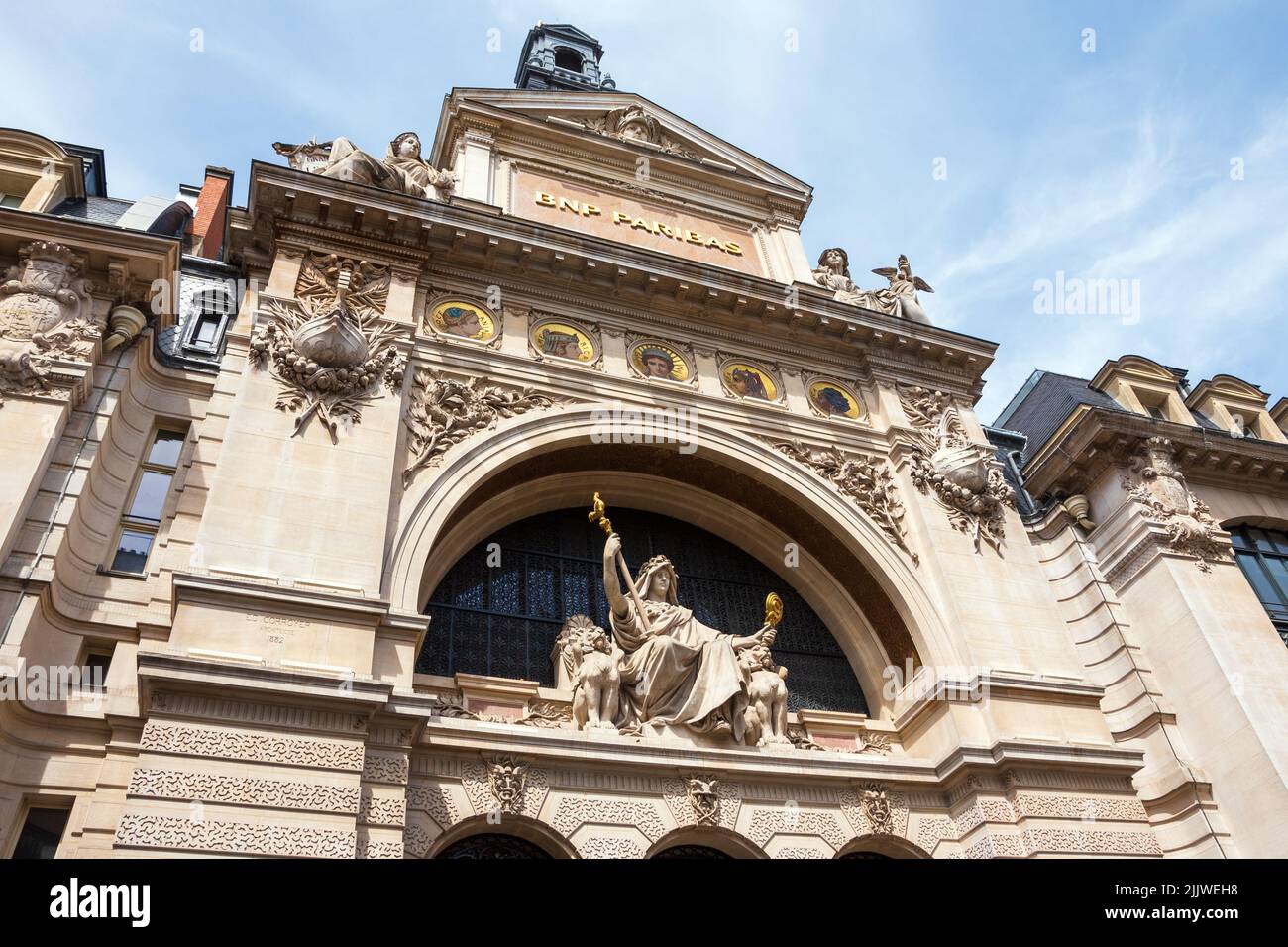 PARIGI, FRANCIA - 24 GIUGNO 2018: BNP Paribas, sede centrale della gestione patrimoniale. BNP Paribas è un gruppo bancario internazionale francese. Foto Stock