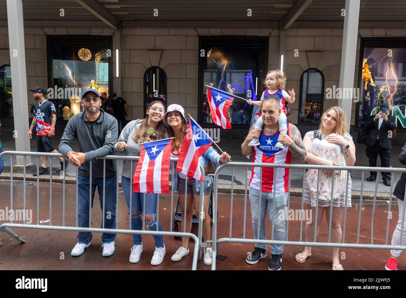 Un gruppo di adulti e bambini fuori per le strade per celebrare il Puerto Rican Day Parade 2022, NYC Foto Stock