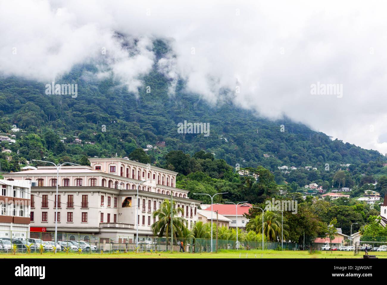 Victoria, Seychelles, 04.05.2021. Vista del paesaggio della città di Victoria con edifici coloniali in stile ufficio su Independence Avenue visto da Freedom Square. Foto Stock