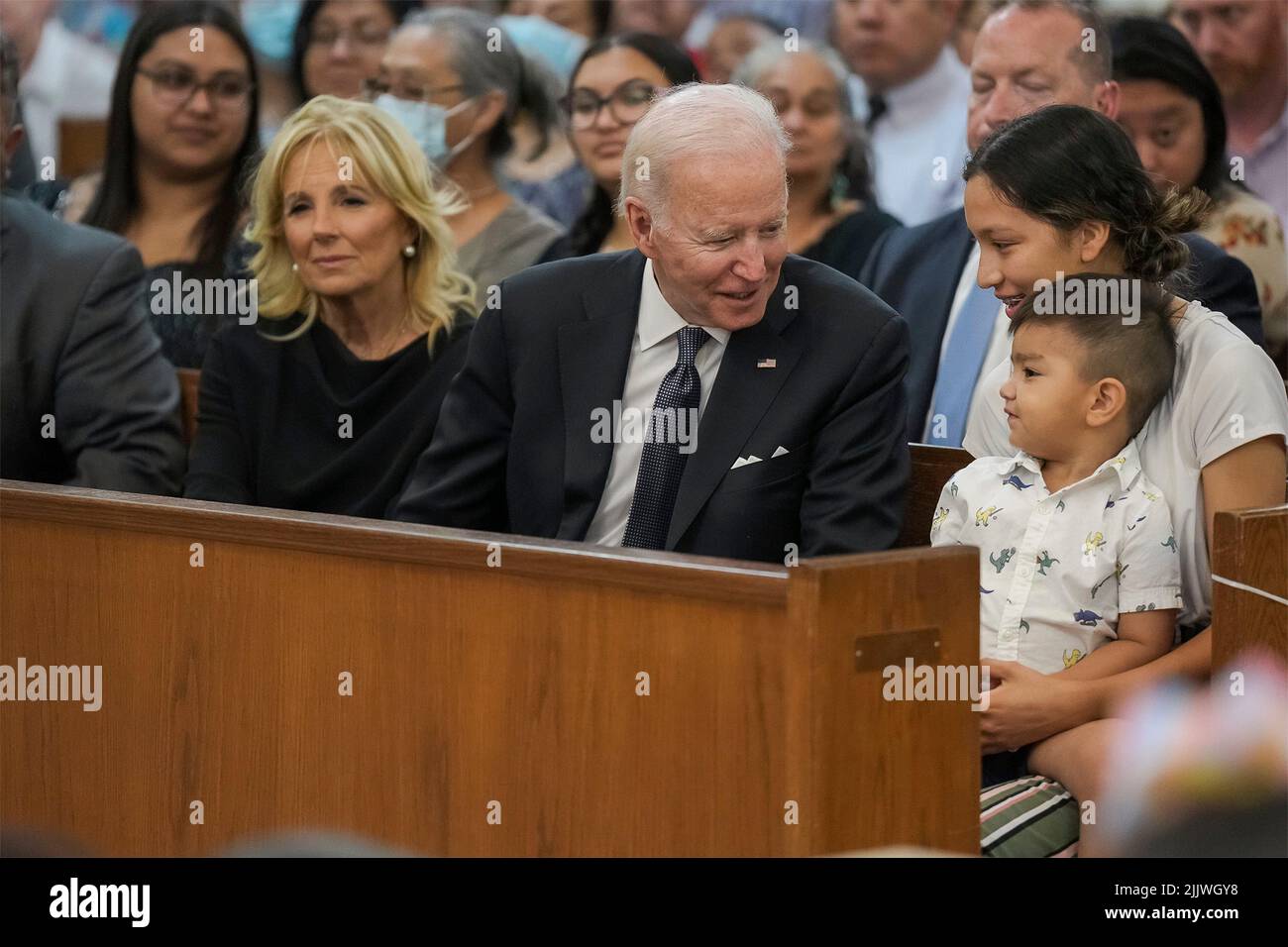Uvalde, Stati Uniti d'America. 29 maggio 2022. Il Presidente degli Stati Uniti Joe Biden e la prima signora Dr. Jill Biden partecipano ad una messa al Sacred Heart Catholic per i bambini uccisi alla Church Robb Elementary School, 29 maggio 2022 a Uvalde, Texas. La scuola è il luogo in cui un cannoniere ha ucciso 19 studenti e due insegnanti con un fucile d'assalto in stile militare. Credit: Adam Schultz/White House Photo/Alamy Live News Foto Stock
