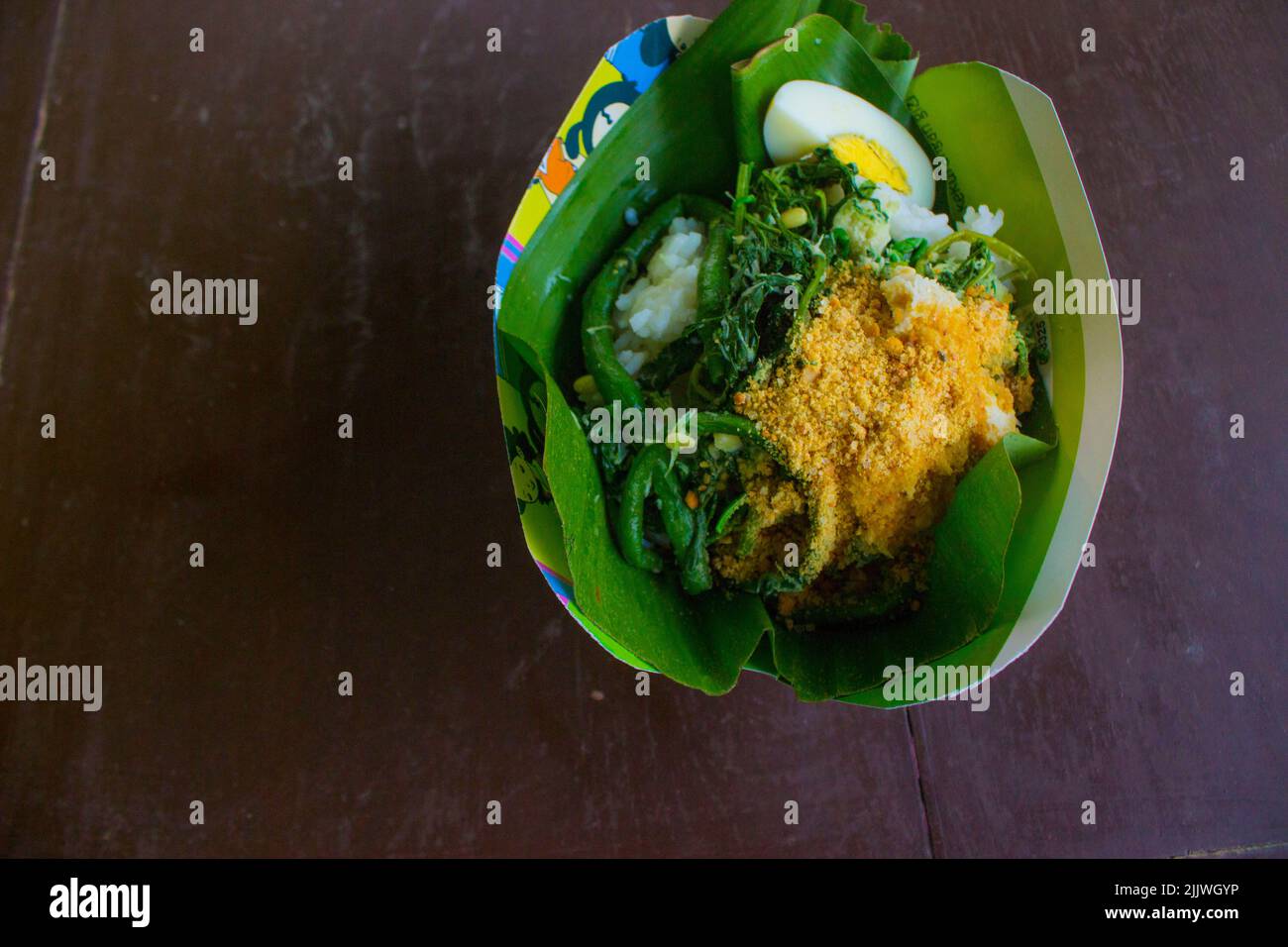 Gudangan, nasi tumpang , insalata tradizionale indonesiana. Fatto di verdure bollite come, cavolo, spinaci, germoglio di fagioli, fagiolo lungo con peanu Foto Stock