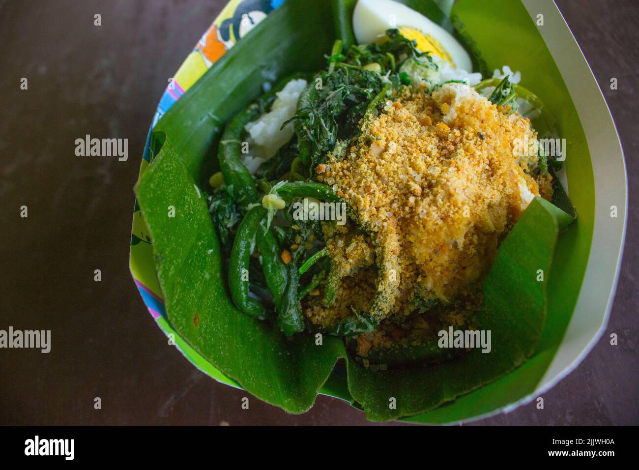 Gudangan, nasi tumpang , insalata tradizionale indonesiana. Fatto di verdure bollite come, cavolo, spinaci, germoglio di fagioli, fagiolo lungo con peanu Foto Stock