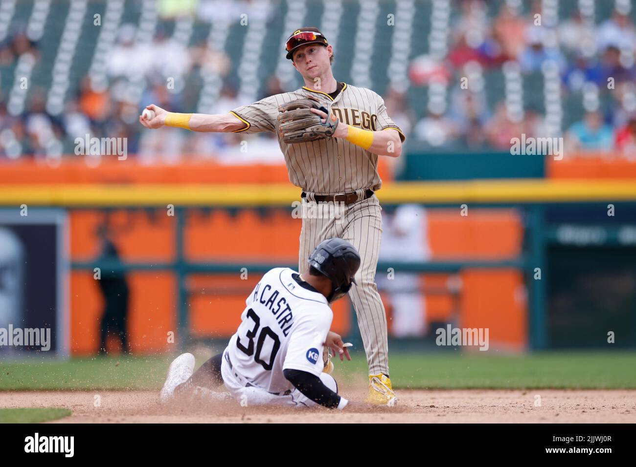 DETROIT, mi - LUGLIO 27: Jake Cronenworth (9), seconda base dei San Diego Padres, gira una doppia giocata sullo scivolo del primo base dei Detroit Tigers Harold Castro (30) al Comerica Park il 27 luglio 2022 a Detroit, Michigan. (Foto di Joe Robbins/immagine di Sport) Foto Stock