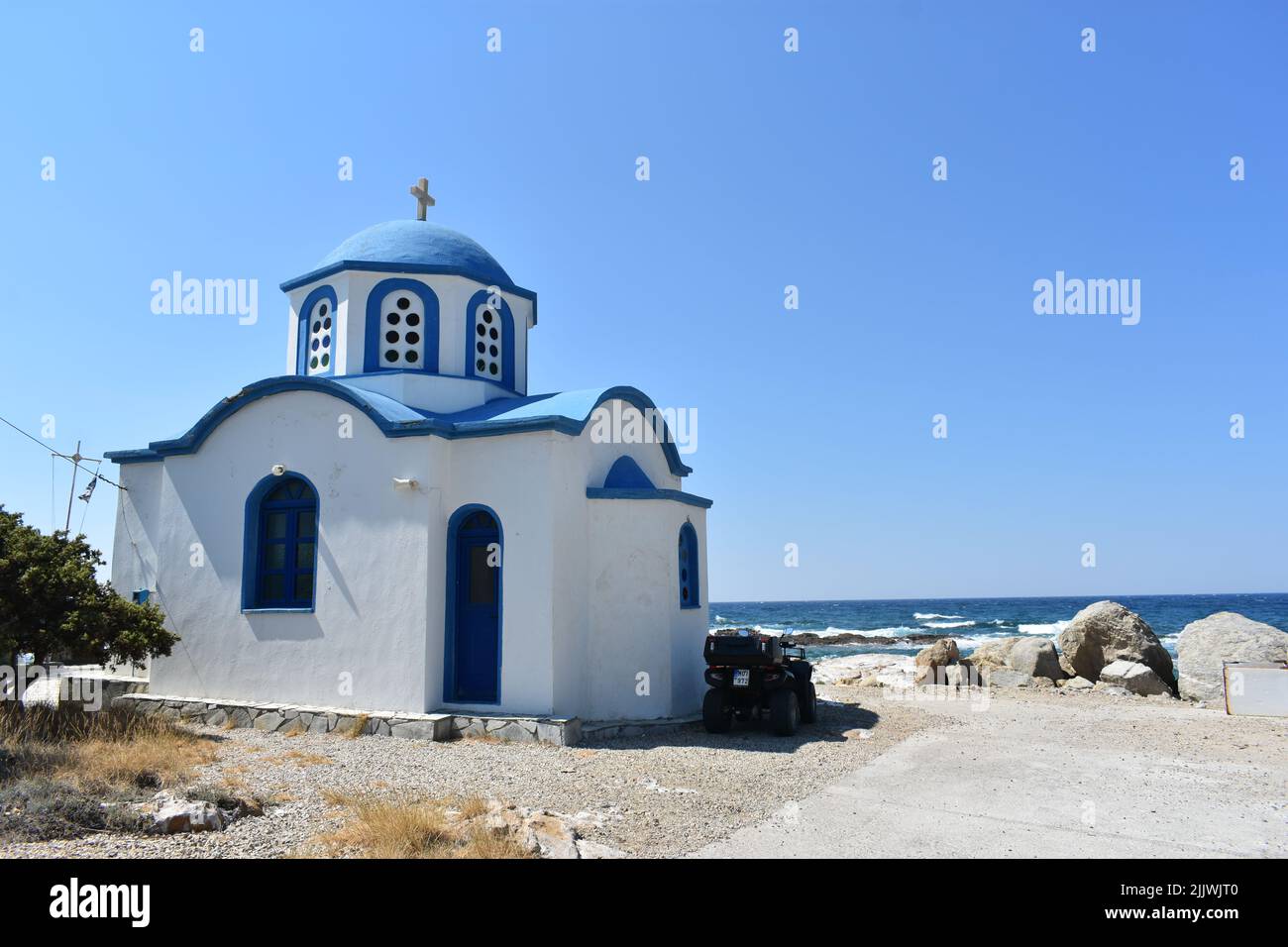 Chiesa greca ortodossa di Analipsi a Gialiskari, isola di Ikaria, Grecia, Icaria, mar Egeo, Mediterraneo. Chiesa blu e bianca. Foto Stock