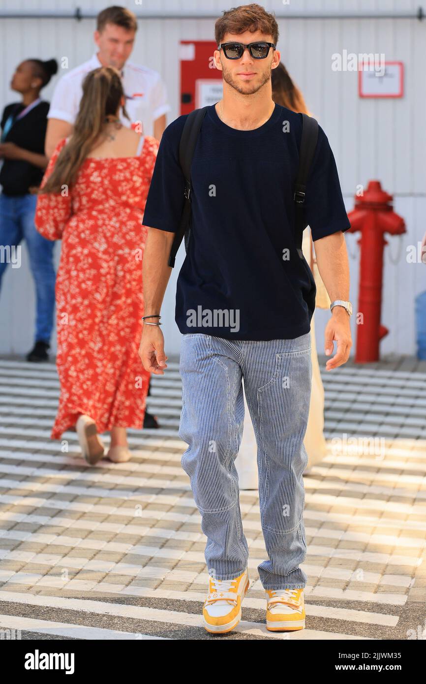 28th luglio 2022; l'Hungaroring, Mogyoród, Ungheria: FIA Formula 1 Grand Prix, driver arrivo e giorno d'ispezione: Scuderia AlphaTauri, Pierre Gasly Foto Stock