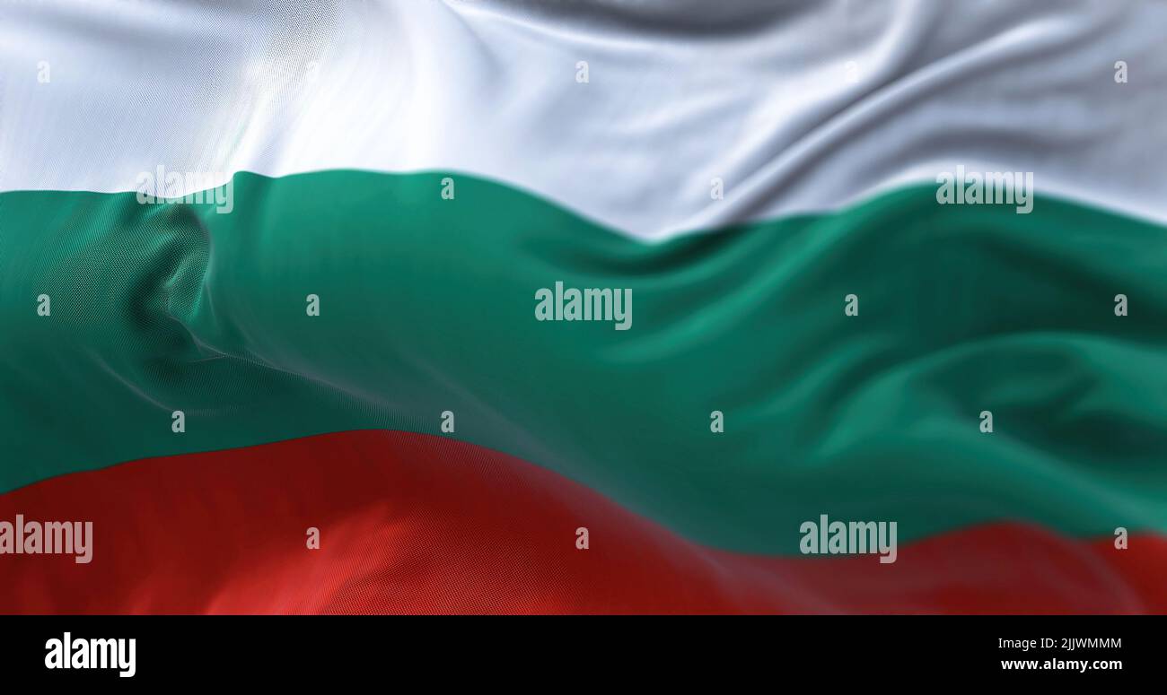 Vista ravvicinata della bandiera nazionale bulgara che sventola nel vento. La Bulgaria è un paese dell'Europa sudorientale. Tessuto testurizzato sfondo. Messa a fuoco selettiva Foto Stock