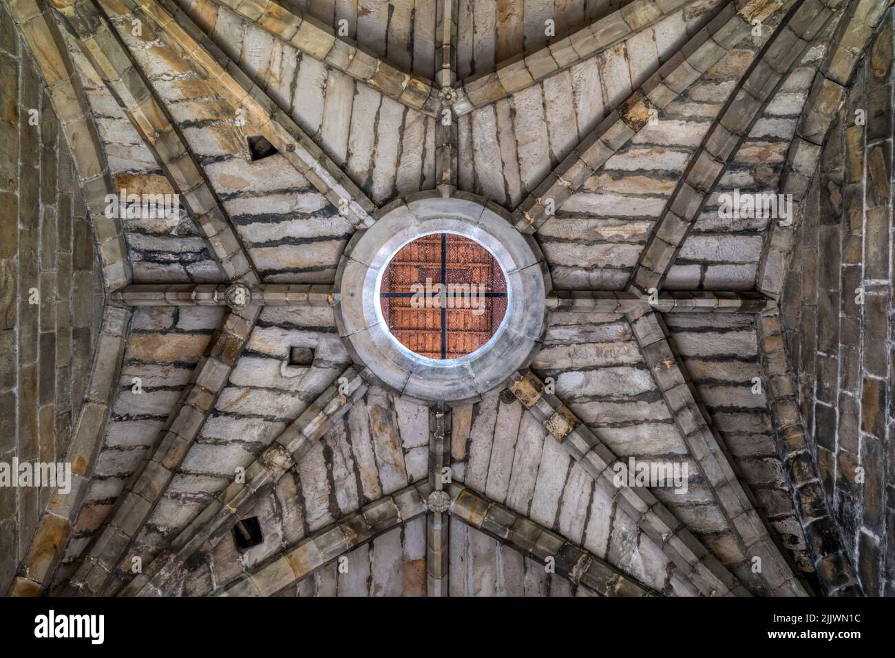 Vista verso l'alto fino al soffitto del campanile dell'abbazia di Cambuskenneth. Foto Stock