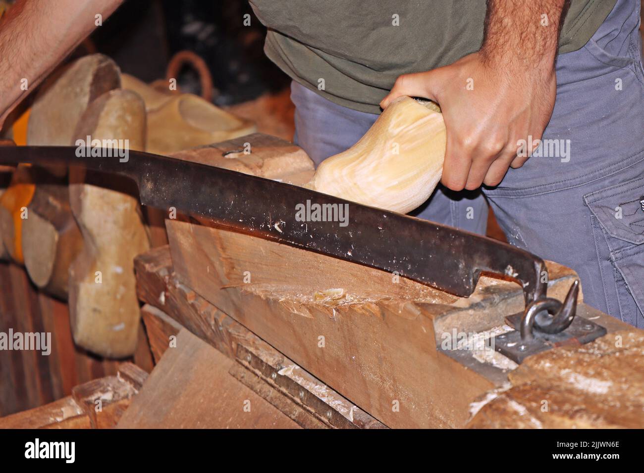 La fabbricazione di zoccoli, un artigianato olandese tradizionale di produzione di scarpe tradizionali in legno. Foto Stock