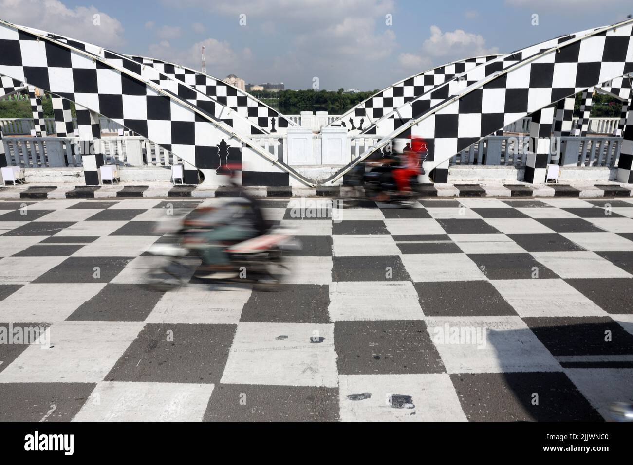Chennai, Tamil Nadu, India. 28th luglio 2022. La gente passa il ponte Napier dipinto come scacchiera in occasione del 44th Chess Olympiad 2022, che si terrà dal 28 luglio al 10 agosto, a Chennai. (Credit Image: © Sri Loganathan/ZUMA Press Wire) Foto Stock