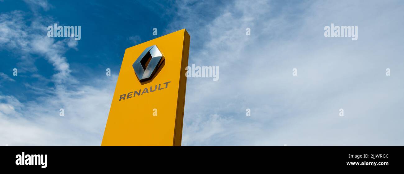 Segno del gruppo francese di produzione auto Renault con il logo a forma di diamante su sfondo giallo Foto Stock