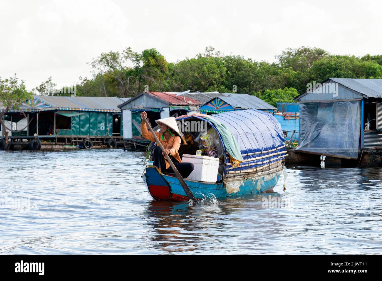 Donna che vende merci in Tonle SAP villaggio galleggiante Foto Stock