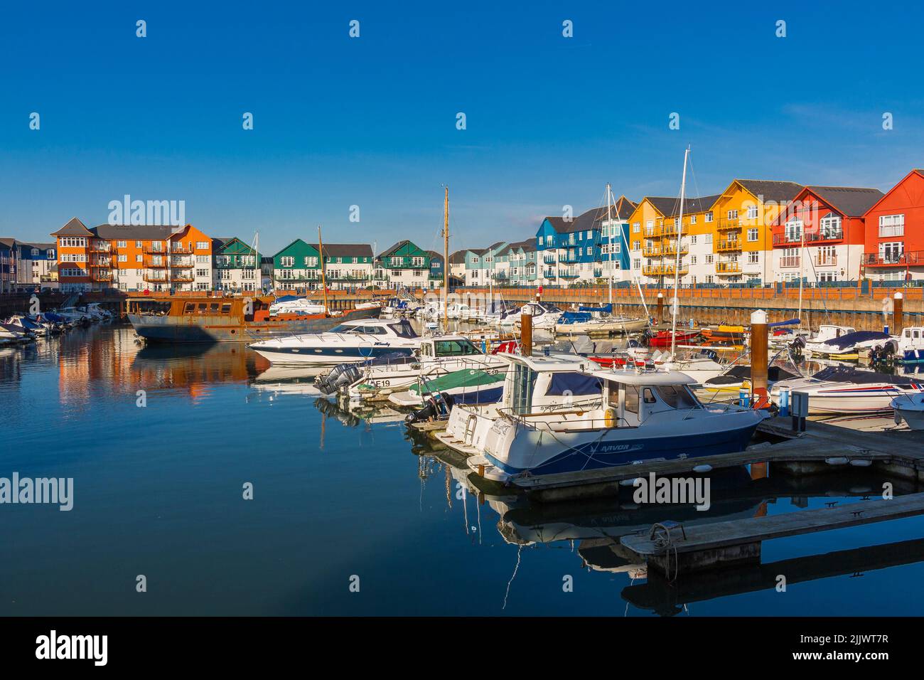 Exmouth marina nella contea di Devon, Regno Unito circondato da edifici di appartamenti colorati Foto Stock