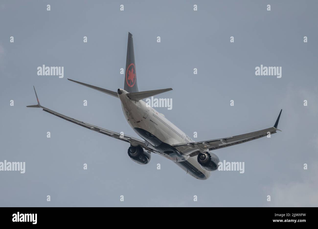 Aeroporto di Heathrow, Londra, Regno Unito. 28 luglio 2022. Air Canada Boeing 737 MAX 8 C-FSIL decollo da Southern Runway a Heathrow su Londra per Halifax rotta Foto Stock