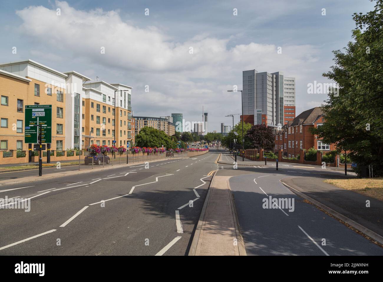 Centro di Birmingham, guardando lungo la A38 Bristol Road da sud. I nuovi blocchi della torre sono visibili in fase di costruzione. Foto Stock