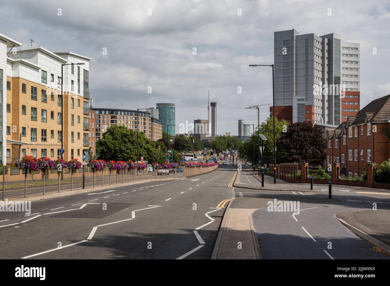 Centro di Birmingham, guardando lungo la A38 Bristol Road da sud. I nuovi blocchi della torre sono visibili in fase di costruzione. Foto Stock