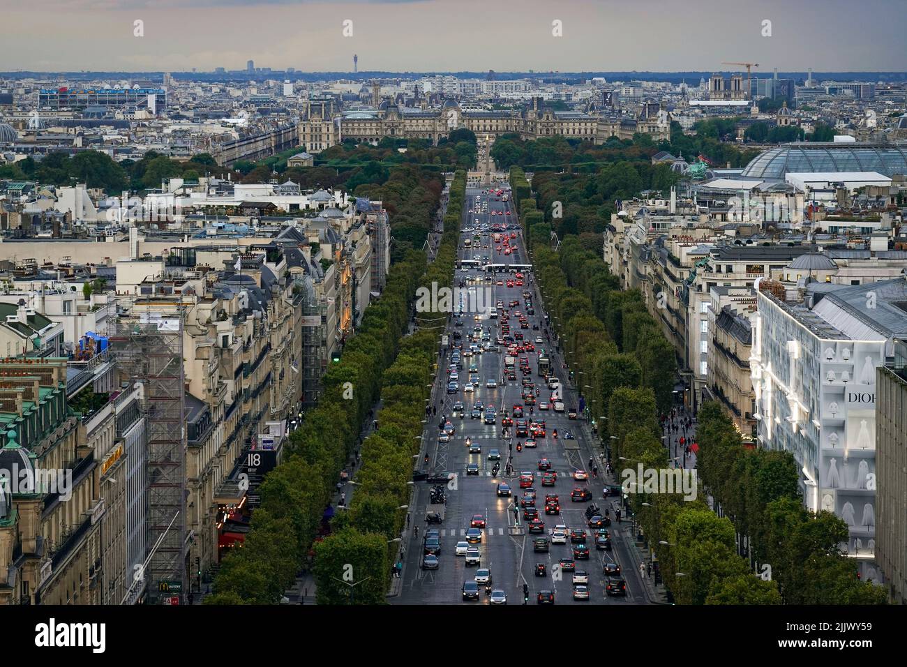 Francia, Parigi, Avenue des Champs-Elysees è un viale nel 8th circondario, che corre tra Place de la Concorde a est e la Plac Foto Stock