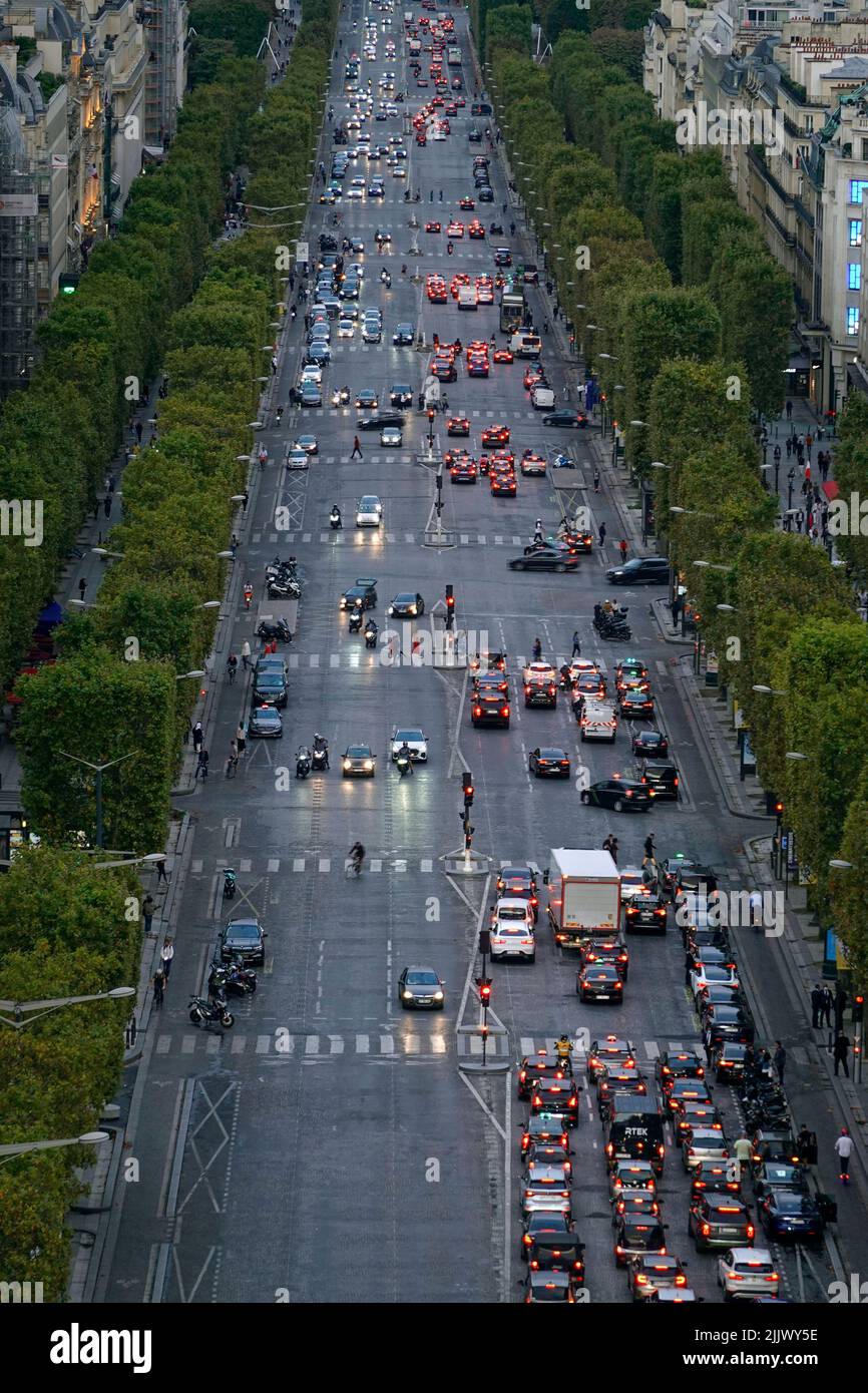 Francia, Parigi, Avenue des Champs-Elysees è un viale nel 8th circondario, che corre tra Place de la Concorde a est e la Plac Foto Stock