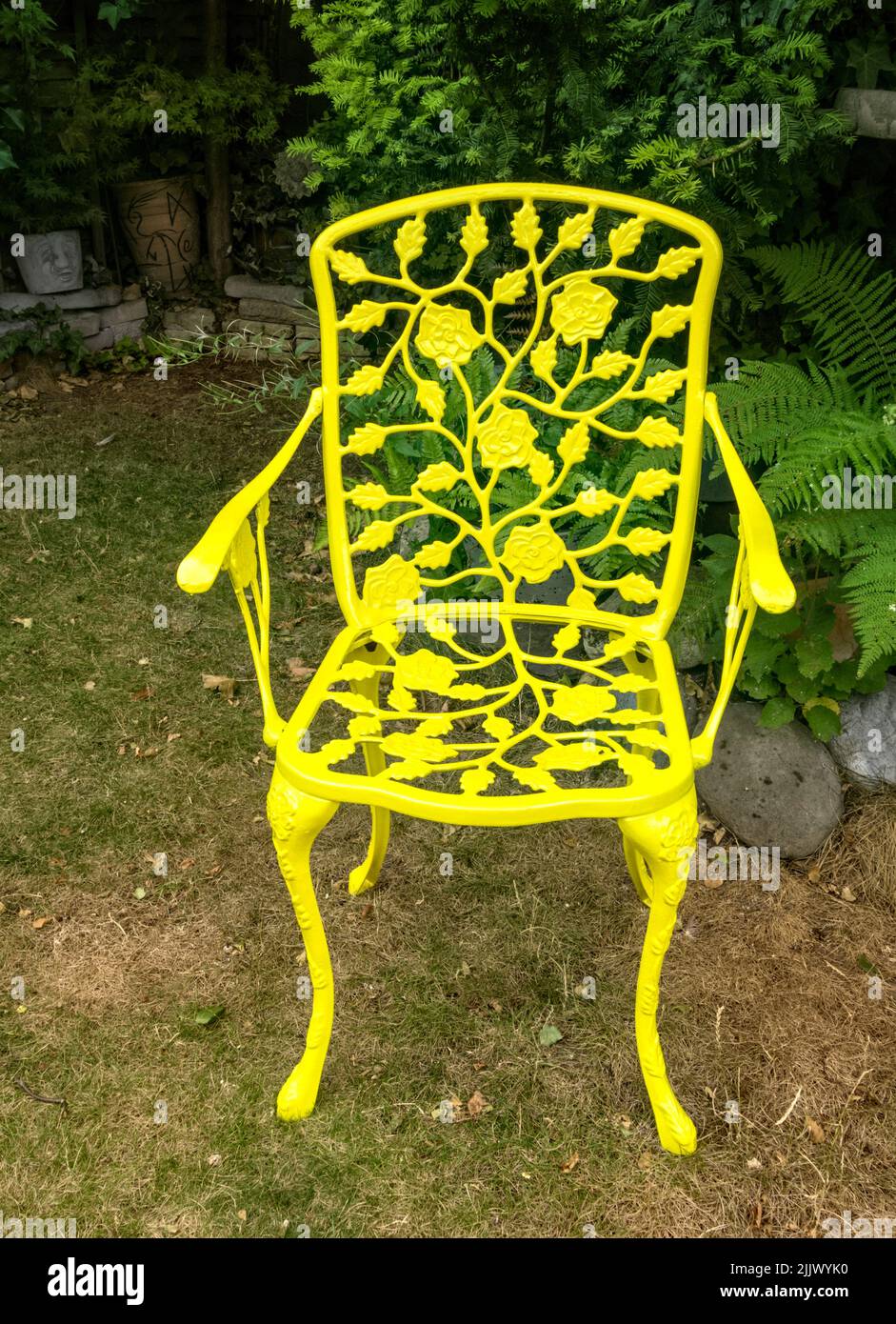 Sedia da giardino in ferro battuto giallo brillante, Regno Unito Foto Stock