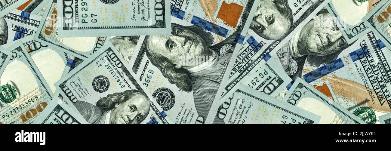 Banner di lotti di centinaia di dollari fatture. Un sacco di soldi sul tavolo per sfondo. Soldi degli Stati Uniti. Denominazione più grande. Immagine a toni Foto Stock