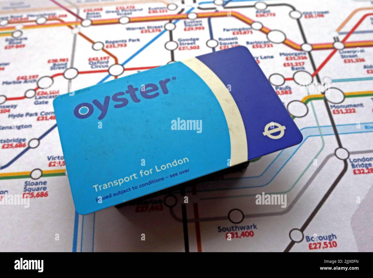 Contact, less, carte di credito contactless e London Underground Oyster card e mappa delle tube con stipendio medio annuo Foto Stock