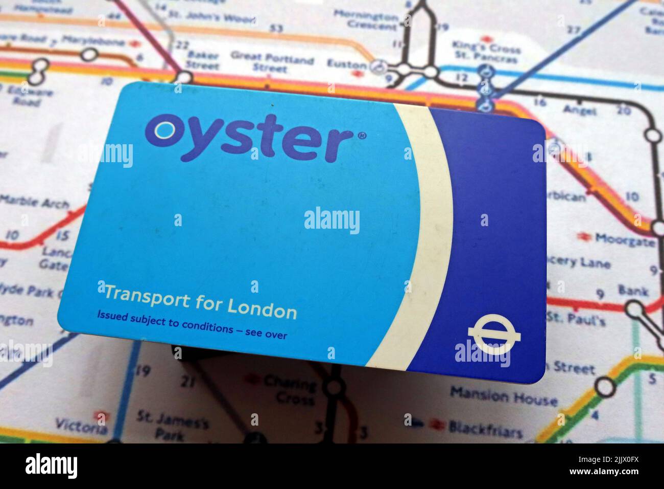 Contact, less, carte di credito contactless e London Underground Oyster card e mappa delle tube con stipendio medio annuo Foto Stock