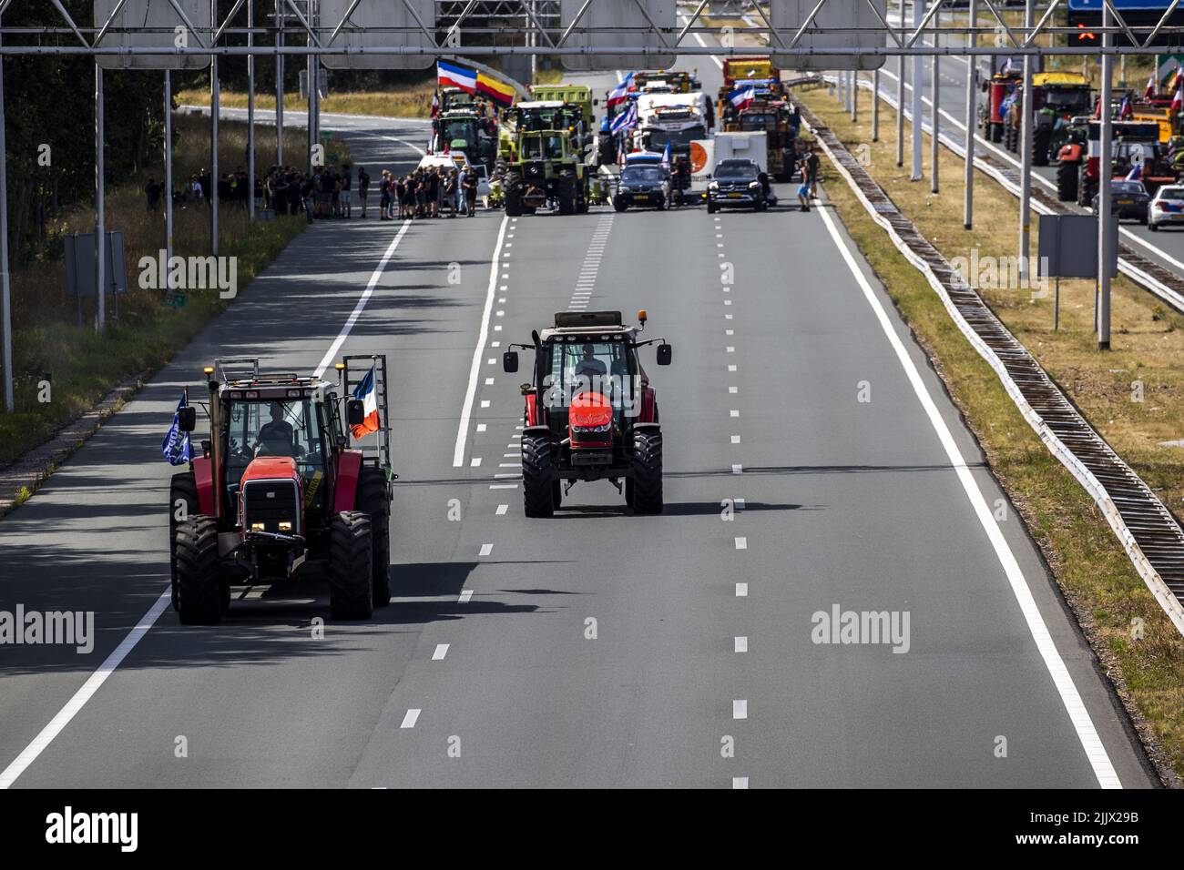 2022-07-28 16:15:59 AZELO - gli agricoltori che si battono sollevano il blocco di un'ora all'incrocio stradale Azelo del A35 e del A1. Negli ultimi giorni, molte proteste degli agricoltori hanno visto i trattori guidare lentamente su autostrade o bloccare le autostrade per protestare contro i piani di azoto dell'armadio. ANP VINCENT JANNINK olanda OUT - belgio OUT Foto Stock