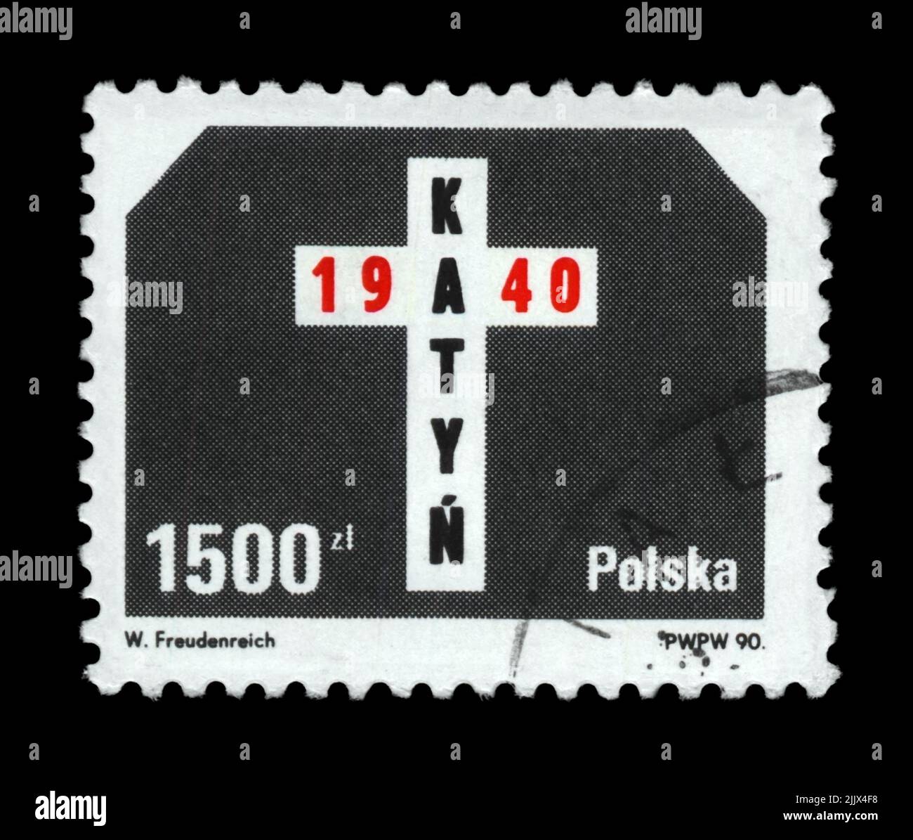 Memoriale del massacro nella foresta di Katyn, 50th° anniversario, circa 1990. Francobollo annullato stampato in Polonia isolato su sfondo nero. Foto Stock